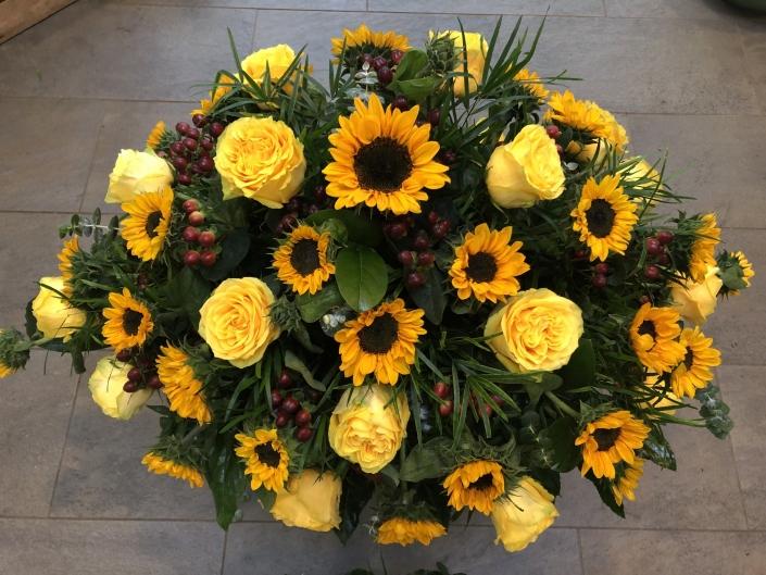 Trauerfloristik Gesteck mit Sonnenblumen