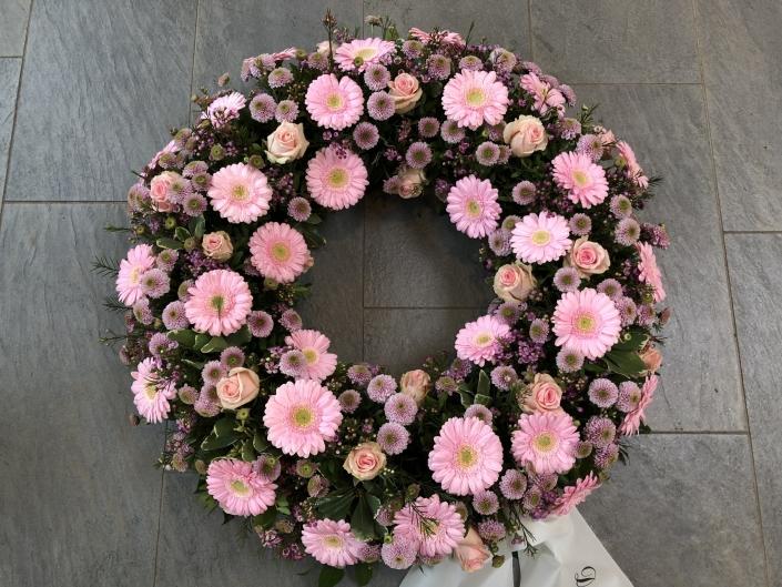 Trauerfloristik Kranz mit rosa Blumen